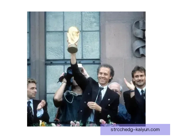 贝肯鲍尔防守智慧引领足球战术新思路，值得关注其战术影响力与传承。